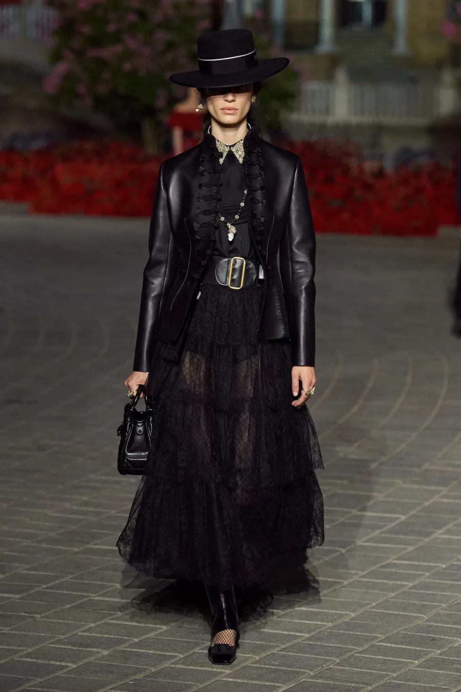 Dior Cruise 2023: Η Maria Grazia Chiuri παρουσίασε ένα show-ωδή στη Σεβίλλη με σιλουέτες εμπνευσμένες από το φλαμένκο- Φωτογραφία 36