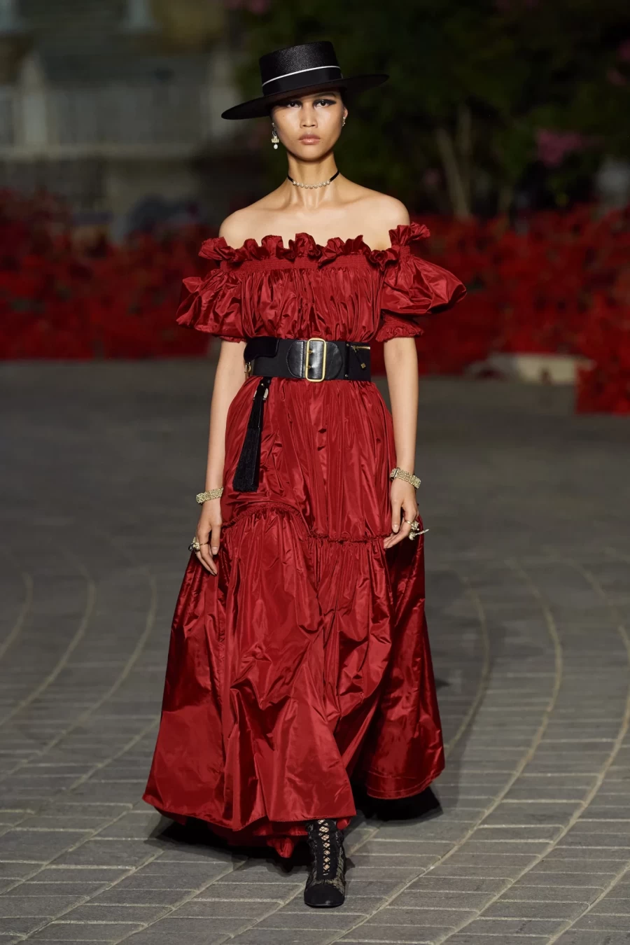 Dior Cruise 2023: Η Maria Grazia Chiuri παρουσίασε ένα show-ωδή στη Σεβίλλη με σιλουέτες εμπνευσμένες από το φλαμένκο- Φωτογραφία 38