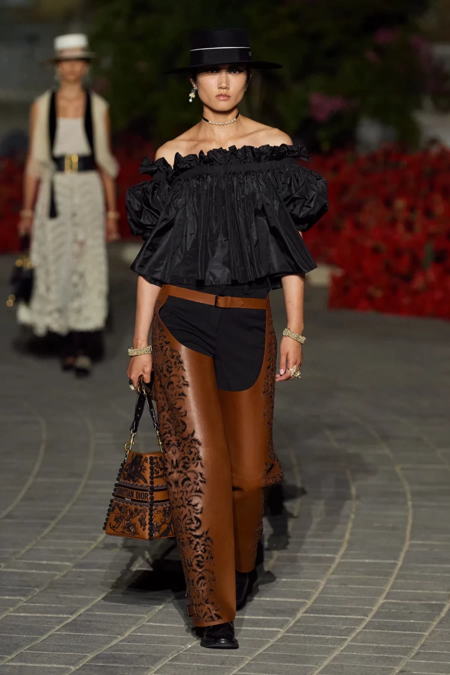 Dior Cruise 2023: Η Maria Grazia Chiuri παρουσίασε ένα show-ωδή στη Σεβίλλη με σιλουέτες εμπνευσμένες από το φλαμένκο- Φωτογραφία 61