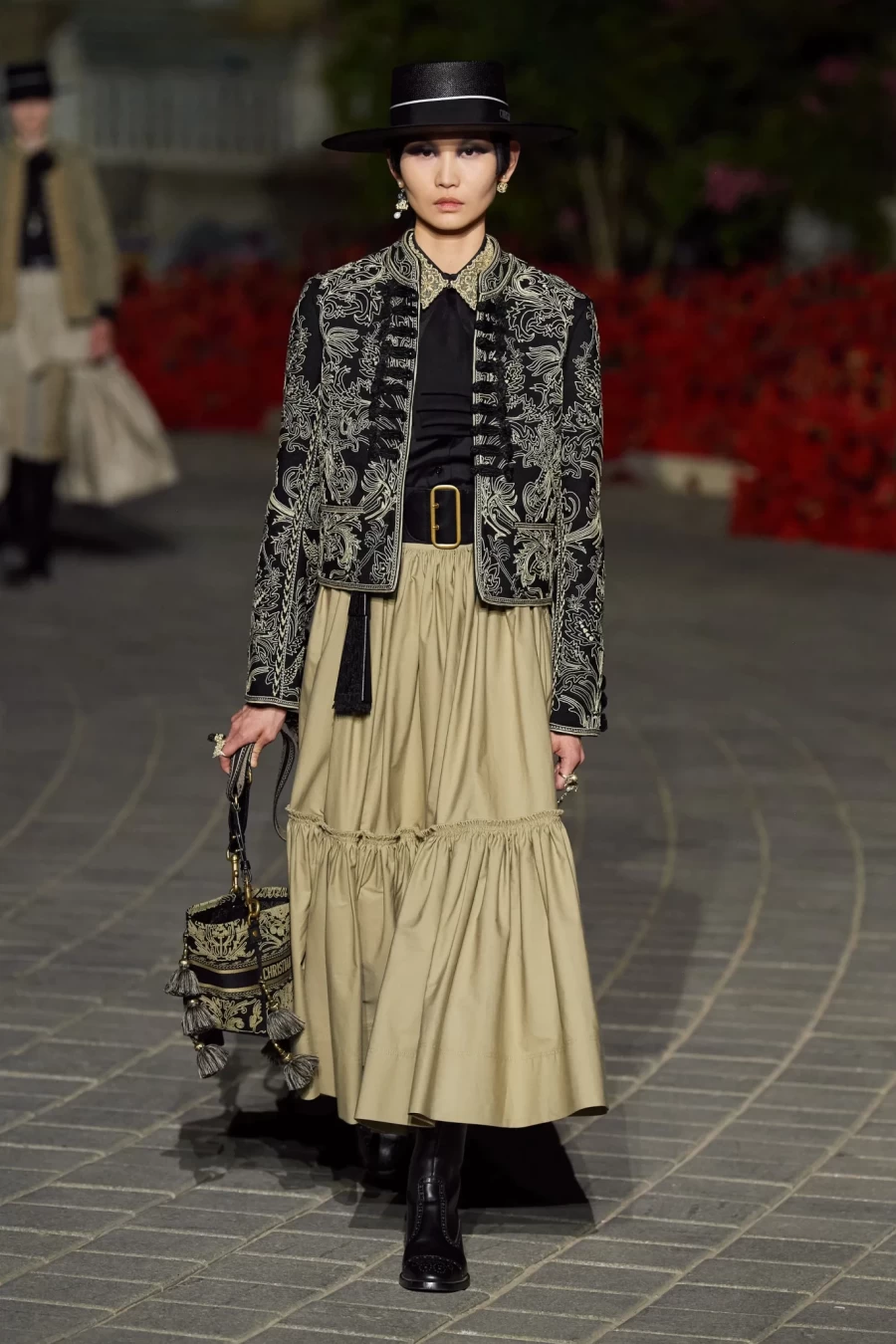Dior Cruise 2023: Η Maria Grazia Chiuri παρουσίασε ένα show-ωδή στη Σεβίλλη με σιλουέτες εμπνευσμένες από το φλαμένκο- Φωτογραφία 64