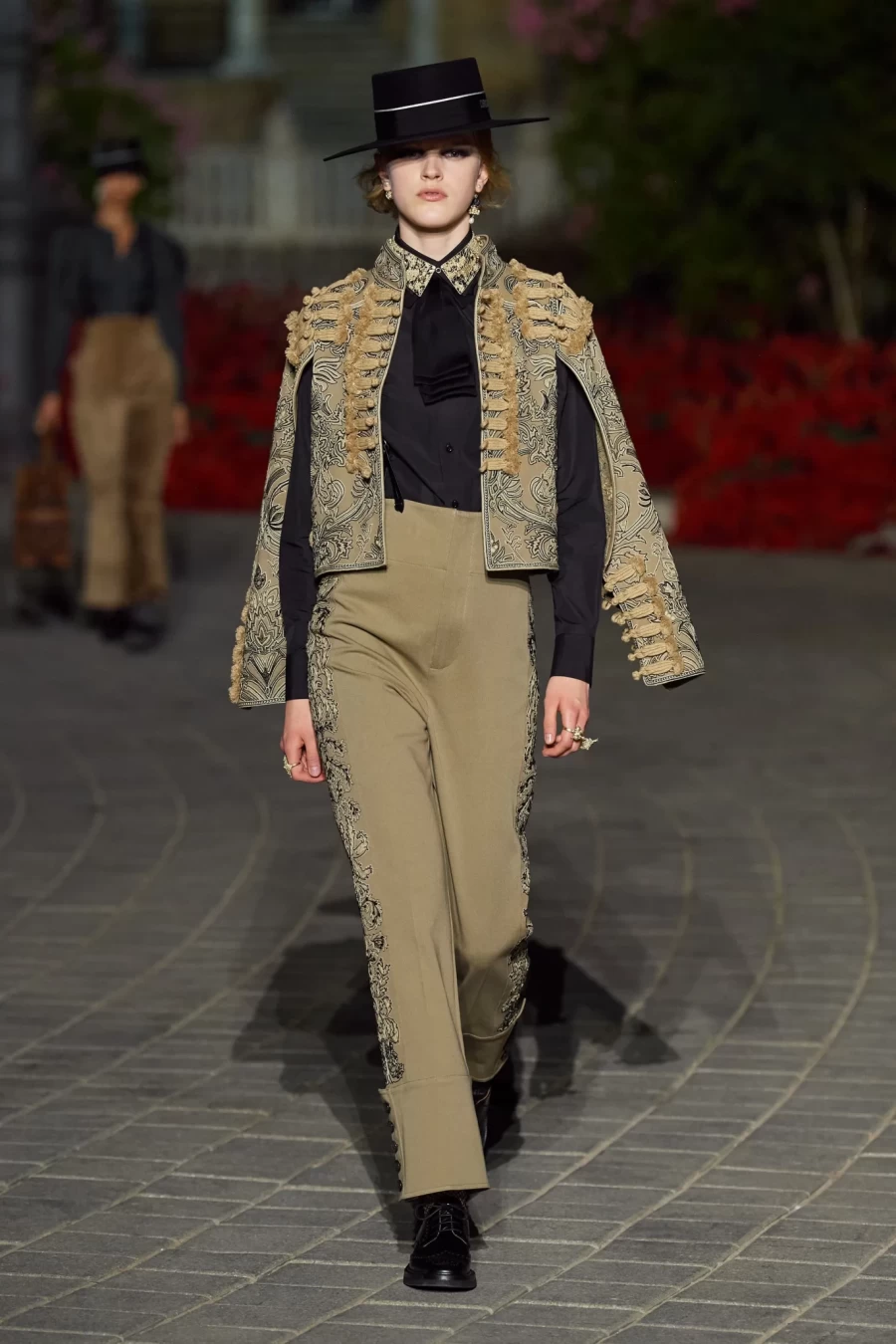 Dior Cruise 2023: Η Maria Grazia Chiuri παρουσίασε ένα show-ωδή στη Σεβίλλη με σιλουέτες εμπνευσμένες από το φλαμένκο- Φωτογραφία 66