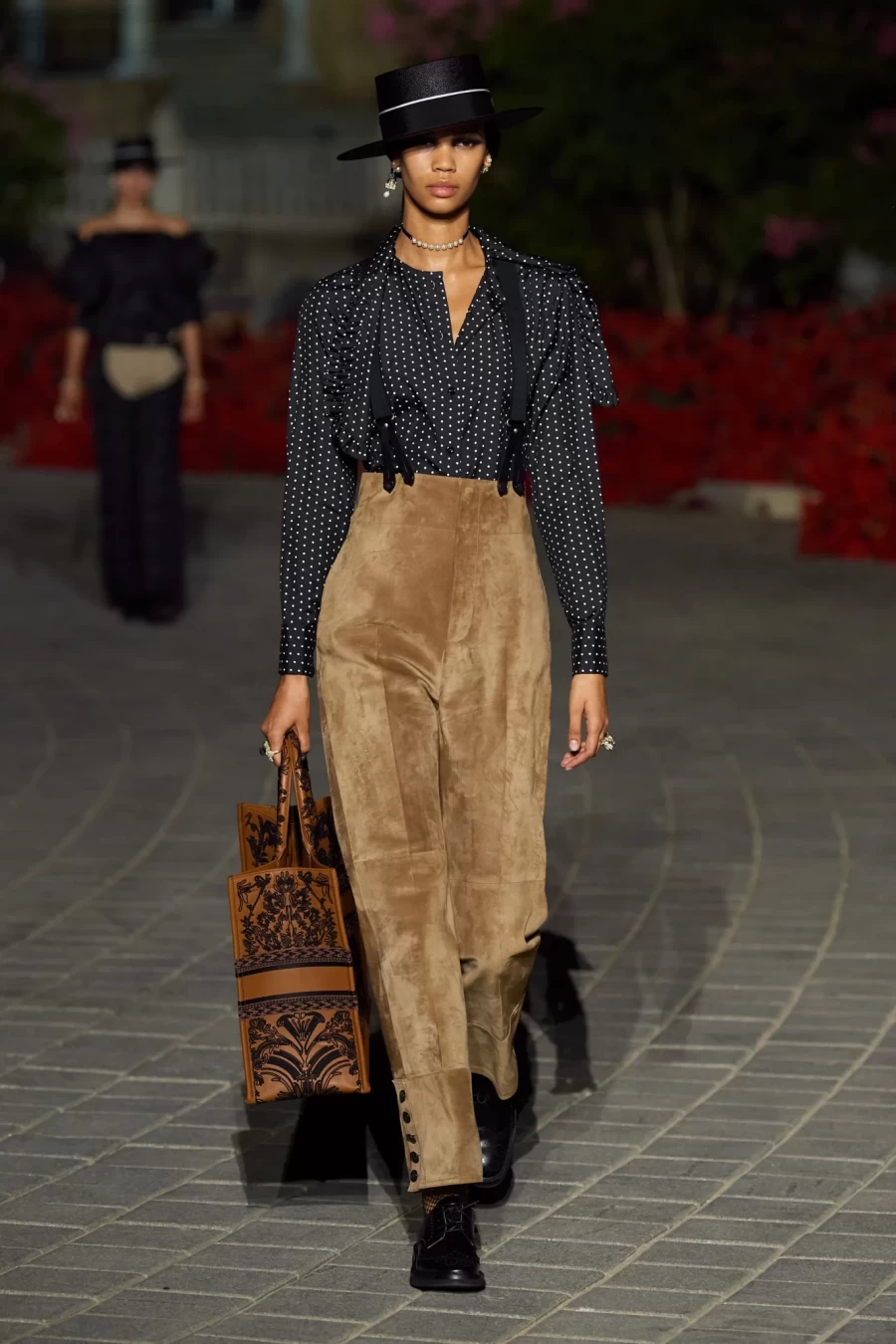 Dior Cruise 2023: Η Maria Grazia Chiuri παρουσίασε ένα show-ωδή στη Σεβίλλη με σιλουέτες εμπνευσμένες από το φλαμένκο- Φωτογραφία 67
