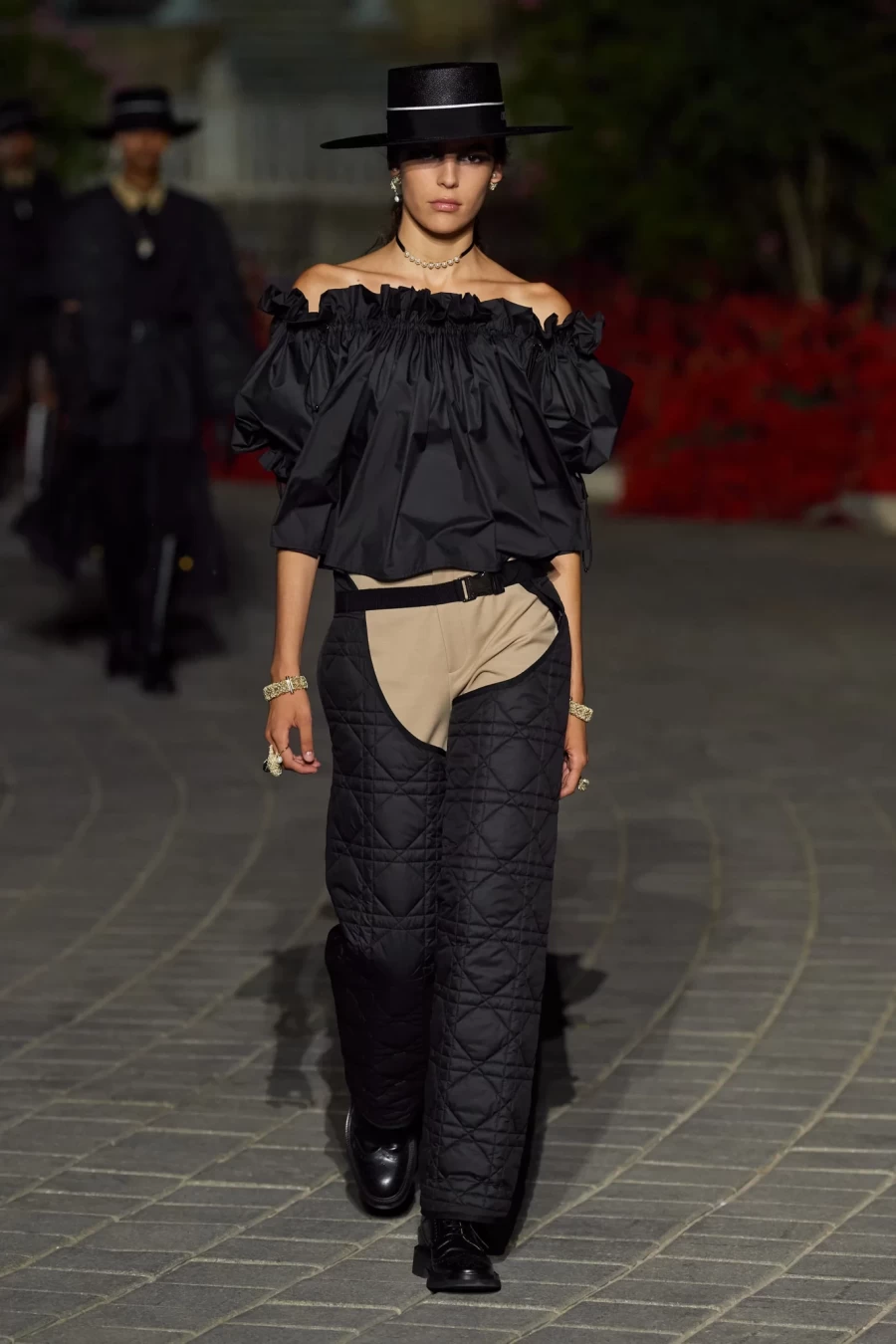 Dior Cruise 2023: Η Maria Grazia Chiuri παρουσίασε ένα show-ωδή στη Σεβίλλη με σιλουέτες εμπνευσμένες από το φλαμένκο- Φωτογραφία 68