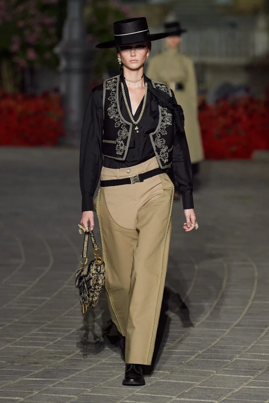 Dior Cruise 2023: Η Maria Grazia Chiuri παρουσίασε ένα show-ωδή στη Σεβίλλη με σιλουέτες εμπνευσμένες από το φλαμένκο- Φωτογραφία 74