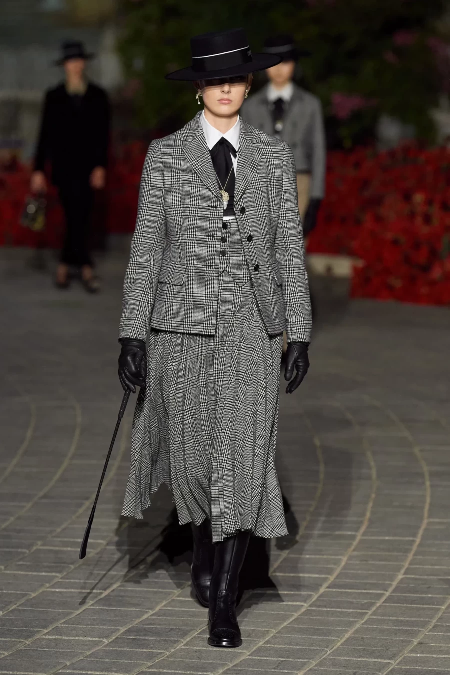 Dior Cruise 2023: Η Maria Grazia Chiuri παρουσίασε ένα show-ωδή στη Σεβίλλη με σιλουέτες εμπνευσμένες από το φλαμένκο- Φωτογραφία 79