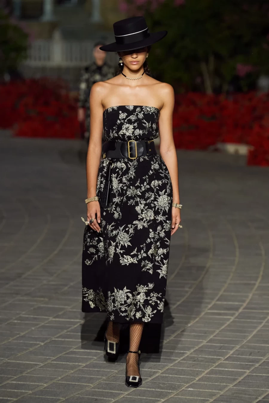 Dior Cruise 2023: Η Maria Grazia Chiuri παρουσίασε ένα show-ωδή στη Σεβίλλη με σιλουέτες εμπνευσμένες από το φλαμένκο- Φωτογραφία 82