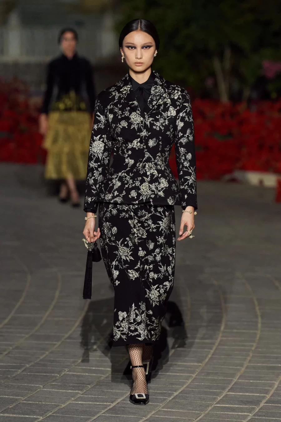 Dior Cruise 2023: Η Maria Grazia Chiuri παρουσίασε ένα show-ωδή στη Σεβίλλη με σιλουέτες εμπνευσμένες από το φλαμένκο- Φωτογραφία 84