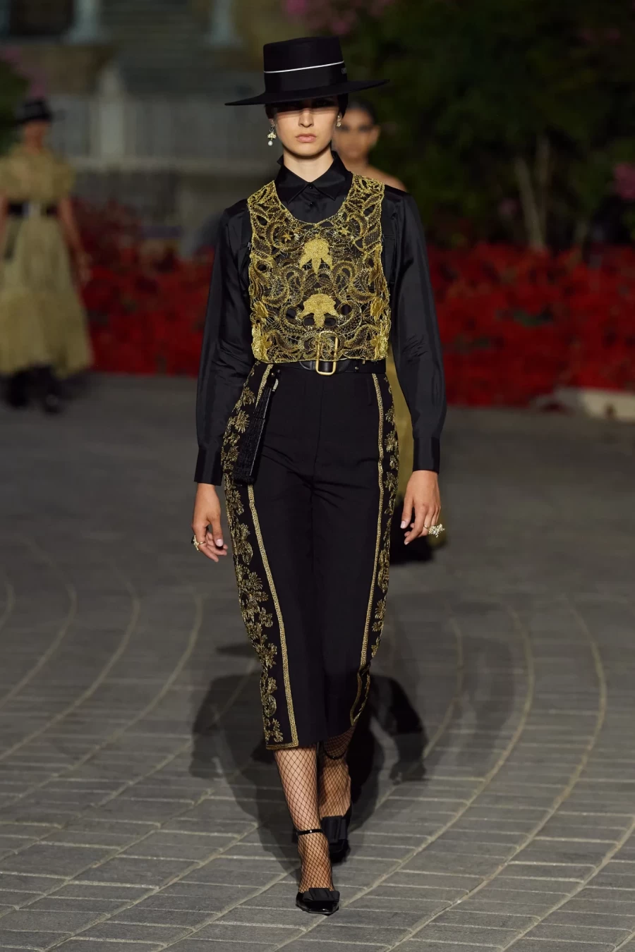 Dior Cruise 2023: Η Maria Grazia Chiuri παρουσίασε ένα show-ωδή στη Σεβίλλη με σιλουέτες εμπνευσμένες από το φλαμένκο- Φωτογραφία 85