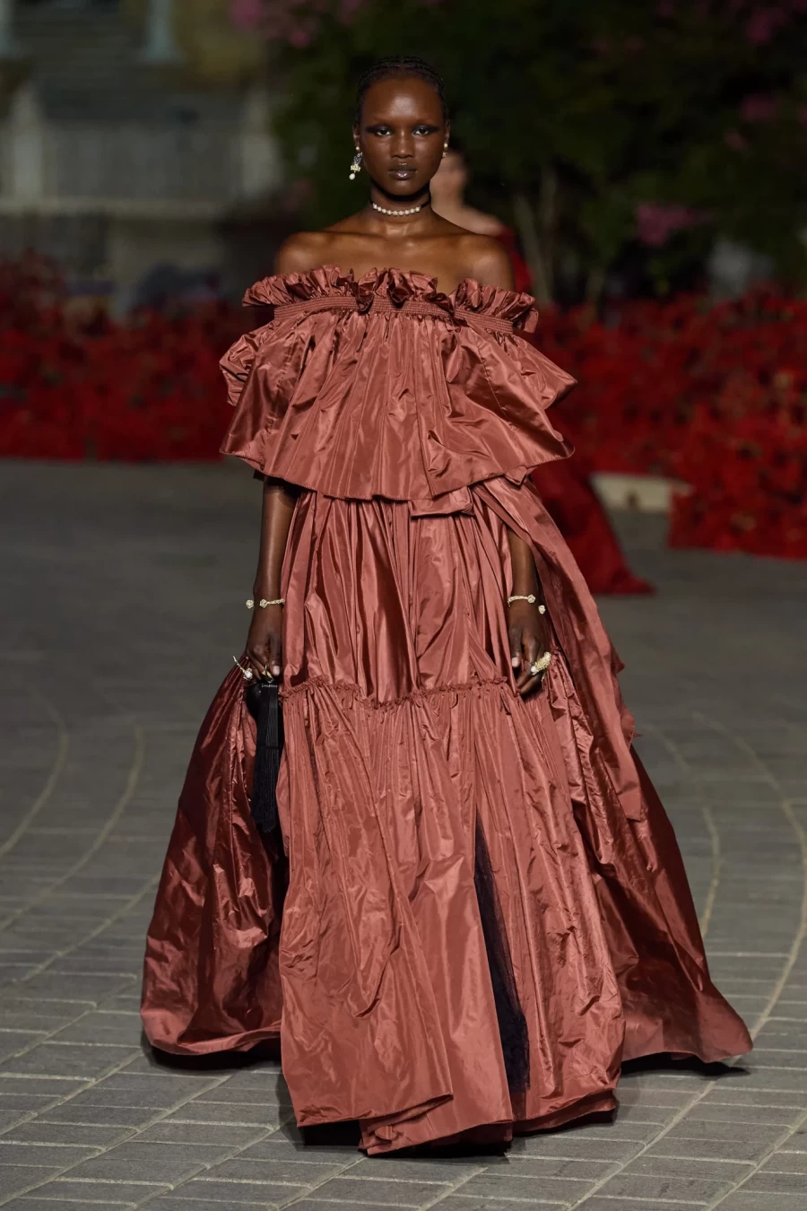 Dior Cruise 2023: Η Maria Grazia Chiuri παρουσίασε ένα show-ωδή στη Σεβίλλη με σιλουέτες εμπνευσμένες από το φλαμένκο- Φωτογραφία 96