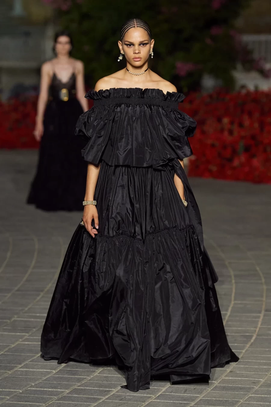 Dior Cruise 2023: Η Maria Grazia Chiuri παρουσίασε ένα show-ωδή στη Σεβίλλη με σιλουέτες εμπνευσμένες από το φλαμένκο- Φωτογραφία 100