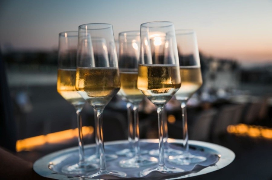 Ένα δείπνο με θέα την Ακρόπολη κι εκλεκτούς καλεσμένους μας συστήνει την καλοκαιρινή Αθήνα - Φωτογραφία 9