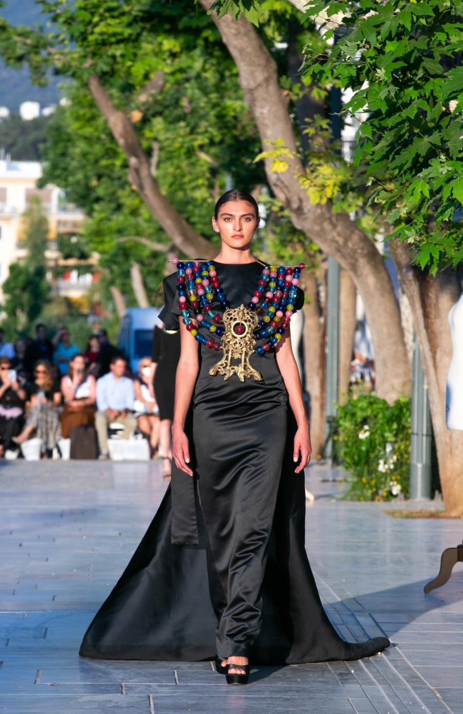 O Vassilis Zoulias μετέτρεψε τη Διονυσίου Αρεοπαγίτου σε catwalk για τη νέα haute couture F/W 22-23 συλλογή του - Φωτογραφία 1