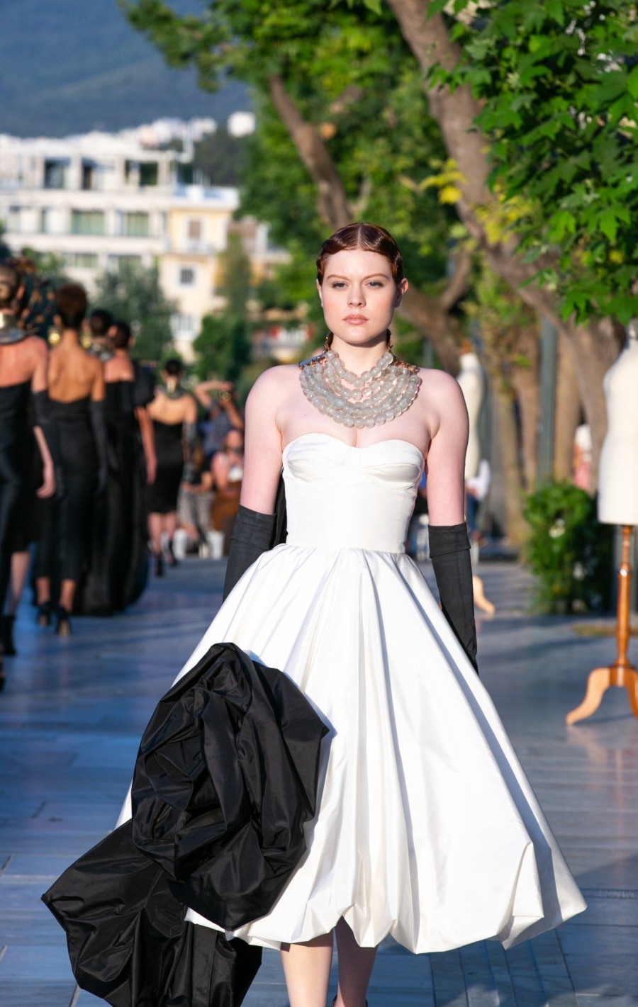 O Vassilis Zoulias μετέτρεψε τη Διονυσίου Αρεοπαγίτου σε catwalk για τη νέα haute couture F/W 22-23 συλλογή του - Φωτογραφία 2