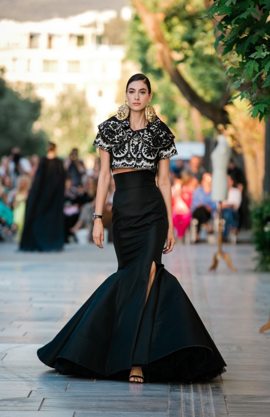 O Vassilis Zoulias μετέτρεψε τη Διονυσίου Αρεοπαγίτου σε catwalk για τη νέα haute couture F/W 22-23 συλλογή του - Φωτογραφία 14