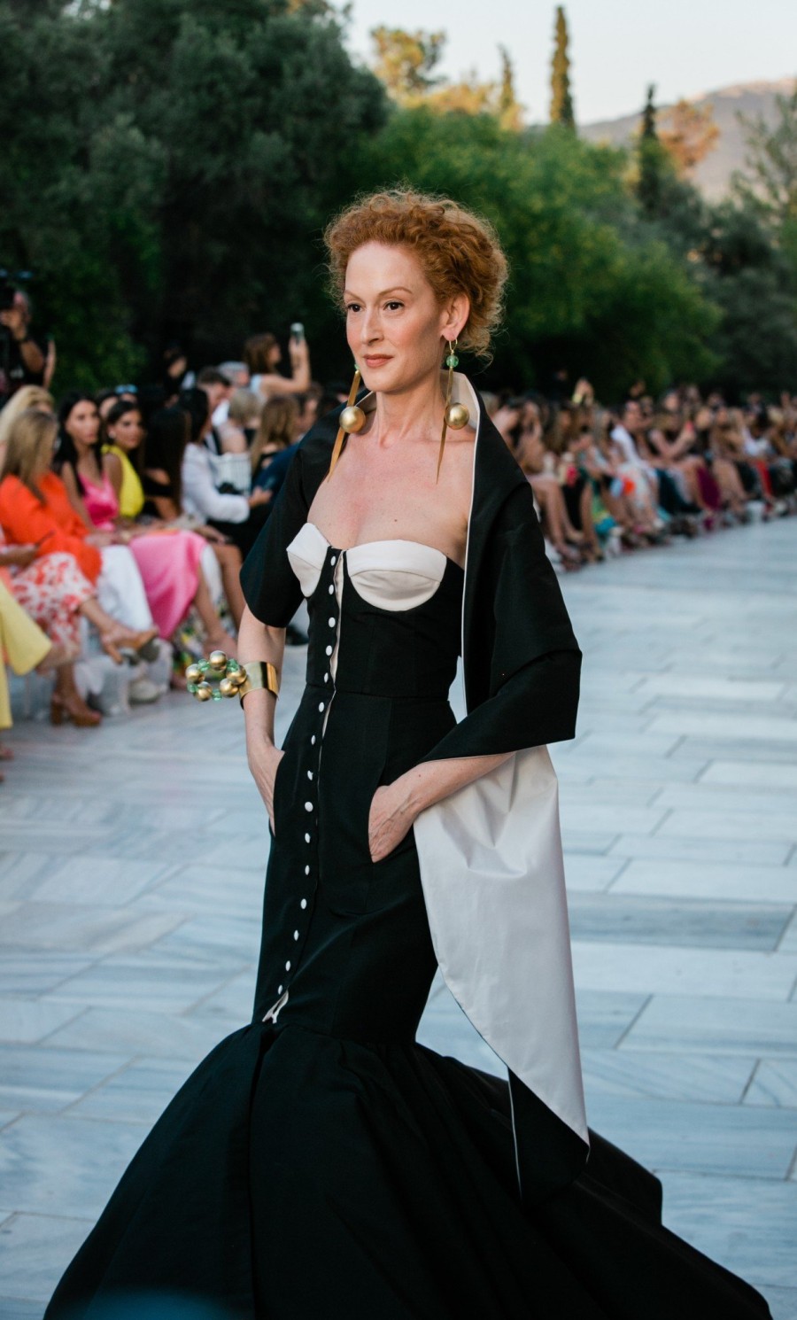 O Vassilis Zoulias μετέτρεψε τη Διονυσίου Αρεοπαγίτου σε catwalk για τη νέα haute couture F/W 22-23 συλλογή του - Φωτογραφία 5