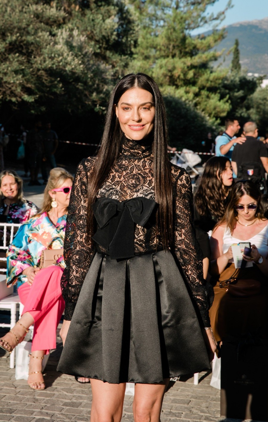 O Vassilis Zoulias μετέτρεψε τη Διονυσίου Αρεοπαγίτου σε catwalk για τη νέα haute couture F/W 22-23 συλλογή του - Φωτογραφία 8
