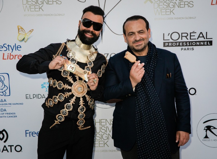 O Vassilis Zoulias μετέτρεψε τη Διονυσίου Αρεοπαγίτου σε catwalk για τη νέα haute couture F/W 22-23 συλλογή του - Φωτογραφία 6