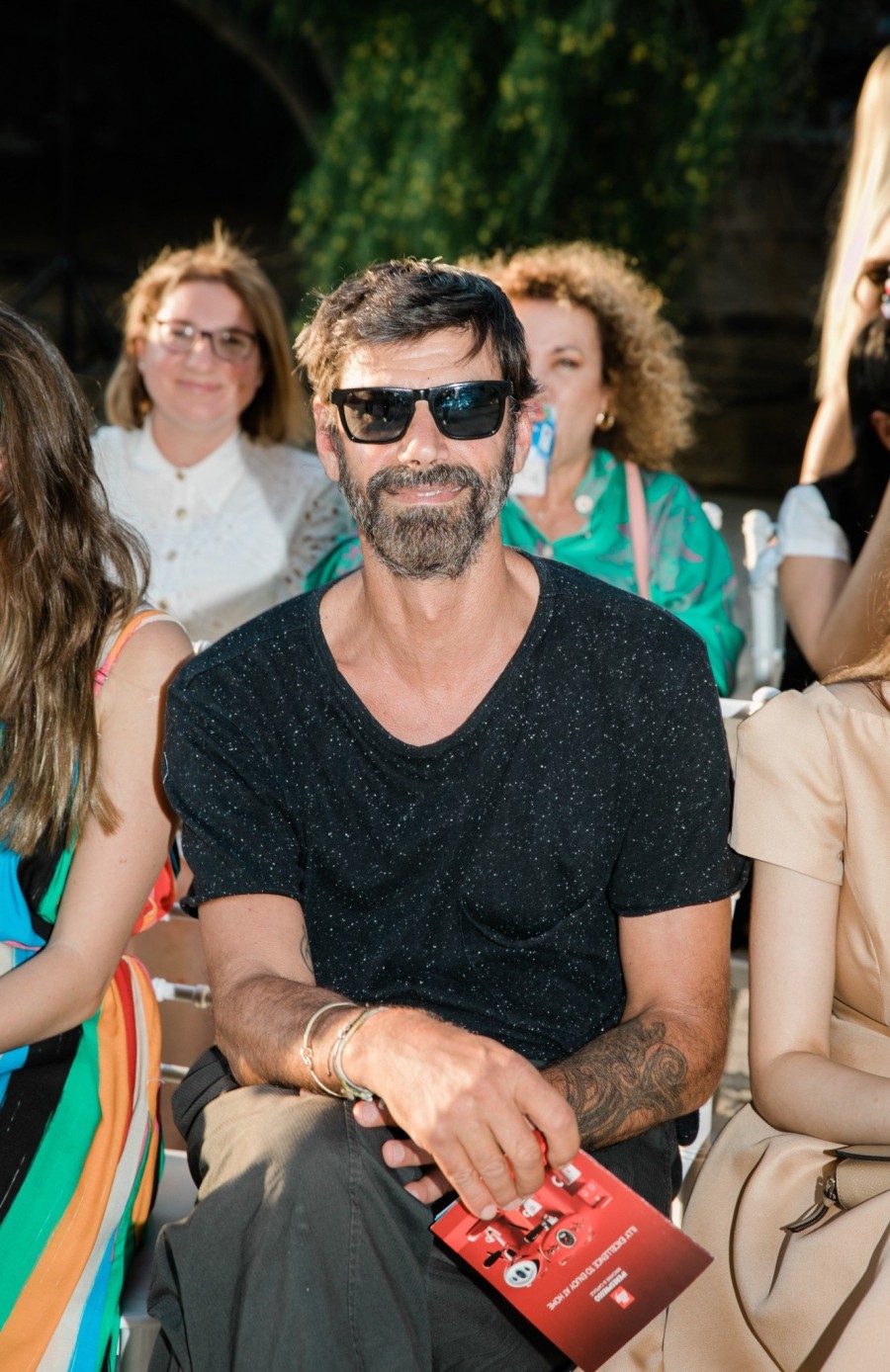 O Vassilis Zoulias μετέτρεψε τη Διονυσίου Αρεοπαγίτου σε catwalk για τη νέα haute couture F/W 22-23 συλλογή του - Φωτογραφία 18
