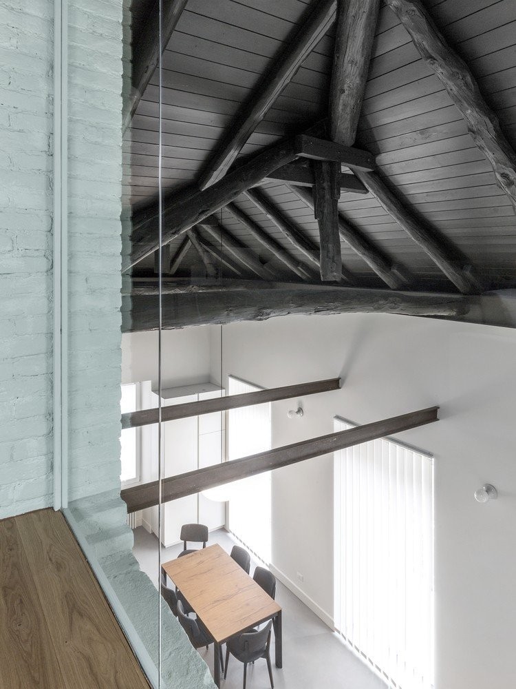 Δείτε πώς μια μικρή κατοικία του '60 στην Ιταλία μετατράπηκε σε ένα μοντέρνο σκηνικό- Φωτογραφία 2