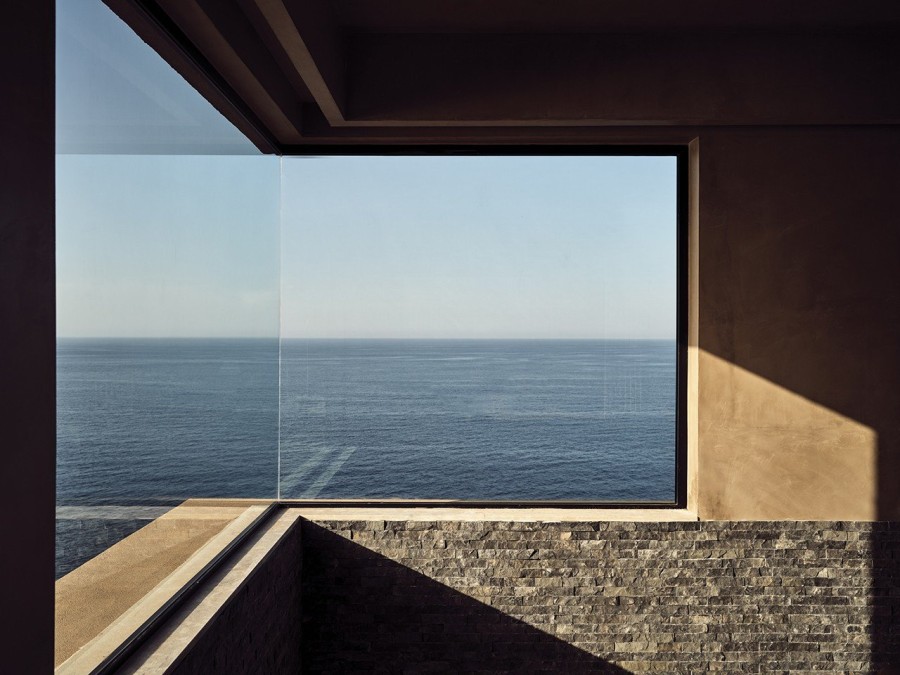 Η βίλα Acroterra ακροβατεί πάνω στα βράχια, χτισμένη στην κορυφογραμμή μιας απόκρημνης χερσονήσου στην Αγία Πελαγία της Κρήτης- Φωτογραφία 6