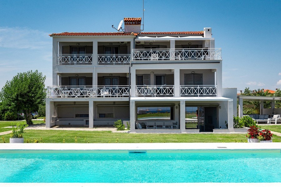 Ένα ονειρεμένο καταφύγιο στη Χαλκιδική μπροστά στη θάλασσα υπόσχεται ένα παραδεισένιο καλοκαίρι - Φωτογραφία 1