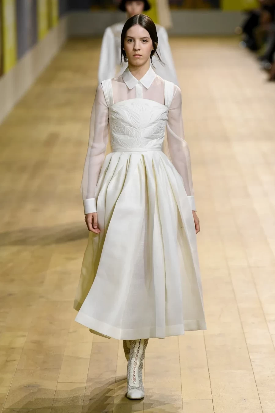 Haute Couture Fall 2022: Η Maria Crazia Chiuri ανέδειξε μία πιο wearable πλευρά της Υψηλής Ραπτικής -Δείτε όλα τα looks!- Φωτογραφία 8