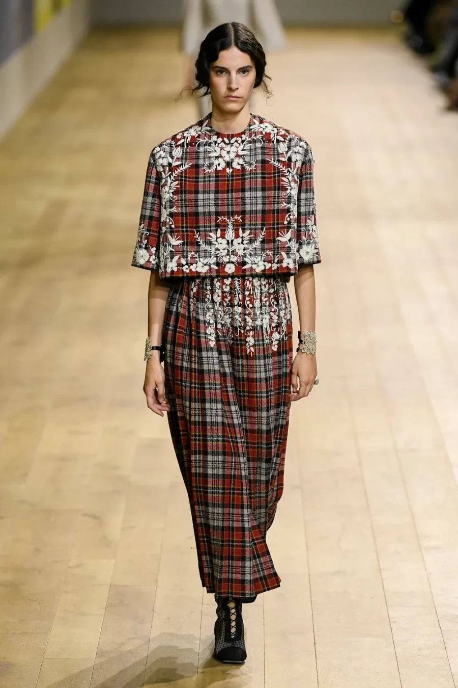 Haute Couture Fall 2022: Η Maria Crazia Chiuri ανέδειξε μία πιο wearable πλευρά της Υψηλής Ραπτικής -Δείτε όλα τα looks!- Φωτογραφία 14