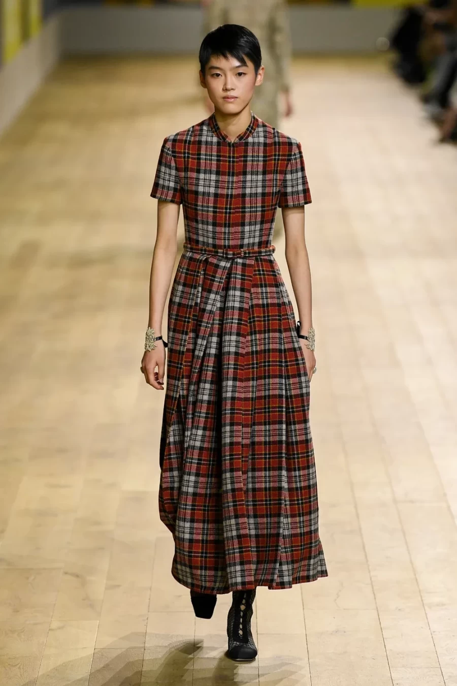 Haute Couture Fall 2022: Η Maria Crazia Chiuri ανέδειξε μία πιο wearable πλευρά της Υψηλής Ραπτικής -Δείτε όλα τα looks!- Φωτογραφία 16