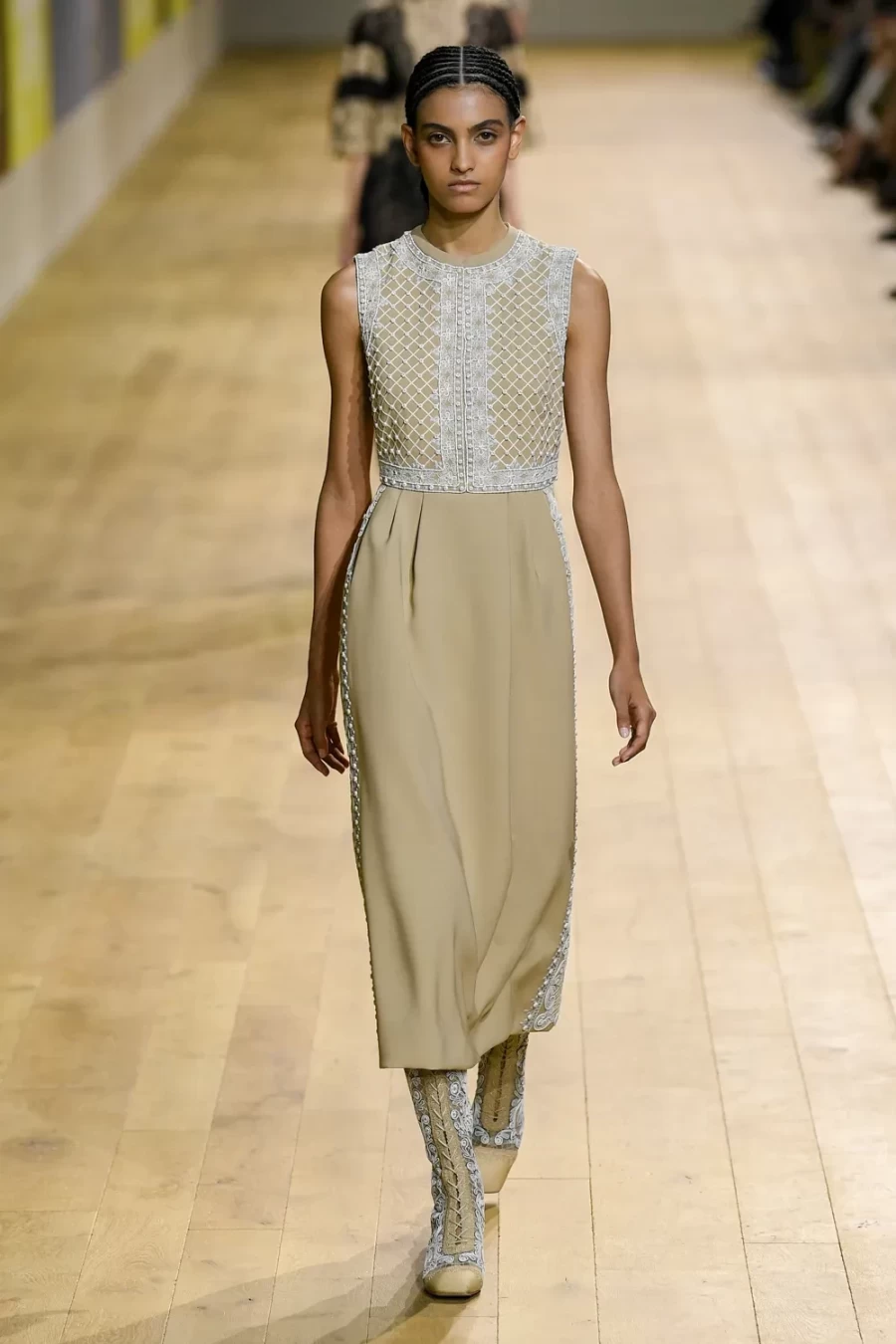 Haute Couture Fall 2022: Η Maria Crazia Chiuri ανέδειξε μία πιο wearable πλευρά της Υψηλής Ραπτικής -Δείτε όλα τα looks!- Φωτογραφία 22