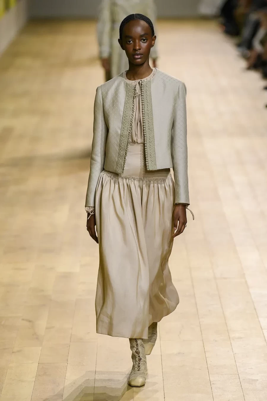 Haute Couture Fall 2022: Η Maria Crazia Chiuri ανέδειξε μία πιο wearable πλευρά της Υψηλής Ραπτικής -Δείτε όλα τα looks!- Φωτογραφία 27