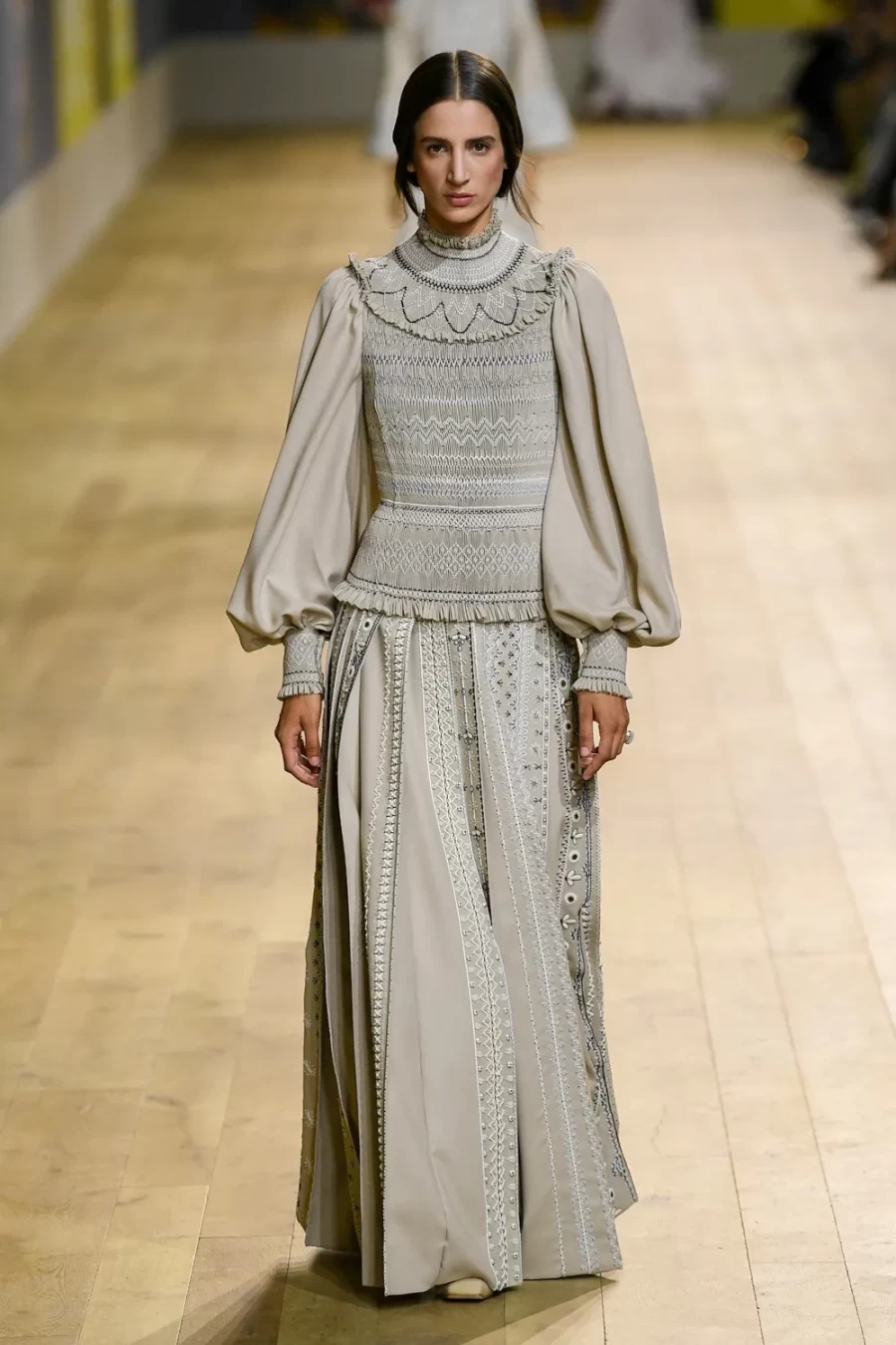 Haute Couture Fall 2022: Η Maria Crazia Chiuri ανέδειξε μία πιο wearable πλευρά της Υψηλής Ραπτικής -Δείτε όλα τα looks!- Φωτογραφία 29