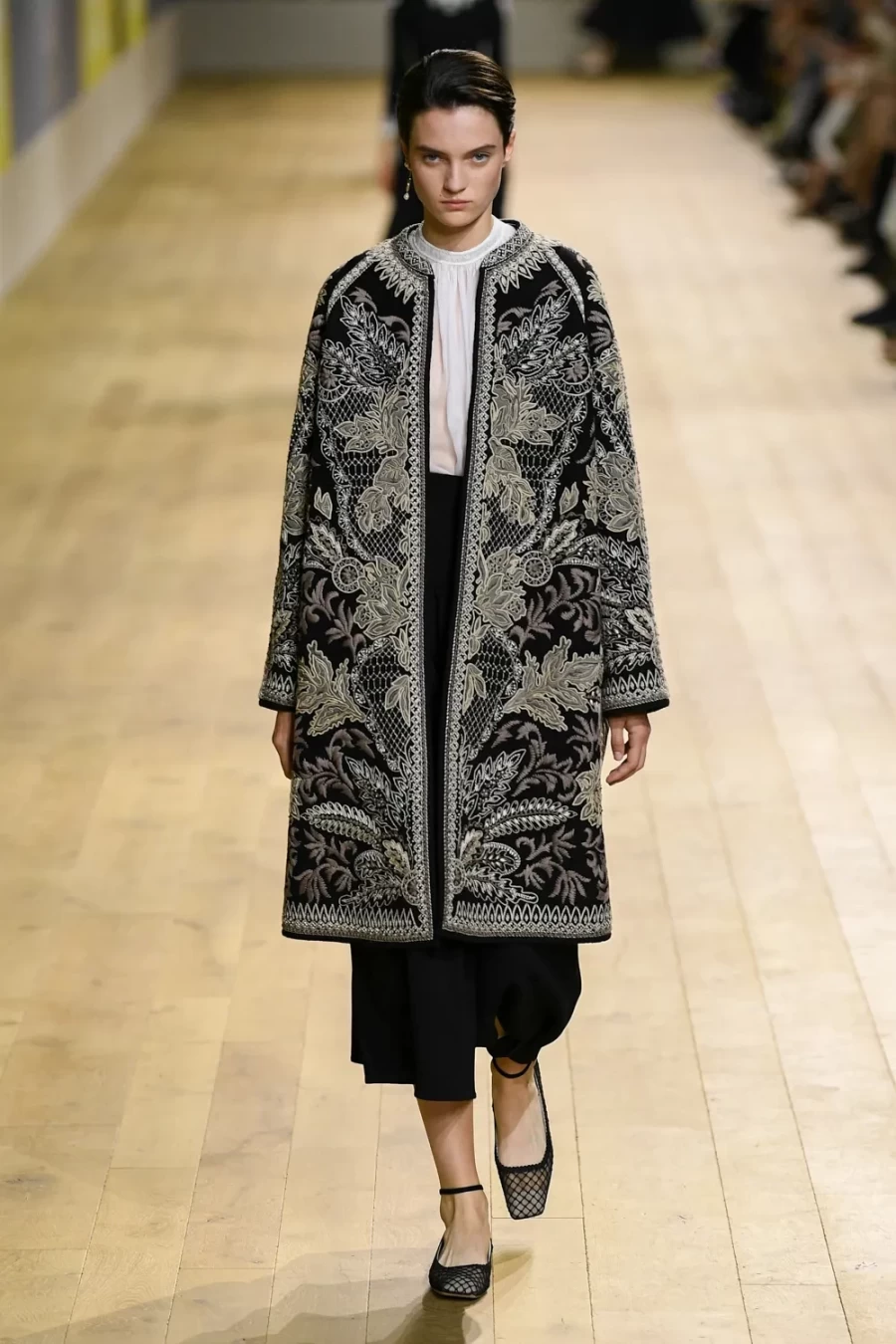 Haute Couture Fall 2022: Η Maria Crazia Chiuri ανέδειξε μία πιο wearable πλευρά της Υψηλής Ραπτικής -Δείτε όλα τα looks!- Φωτογραφία 36
