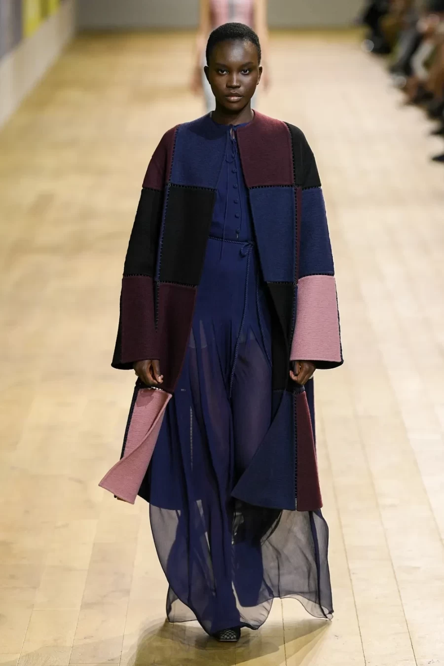 Haute Couture Fall 2022: Η Maria Crazia Chiuri ανέδειξε μία πιο wearable πλευρά της Υψηλής Ραπτικής -Δείτε όλα τα looks!- Φωτογραφία 41