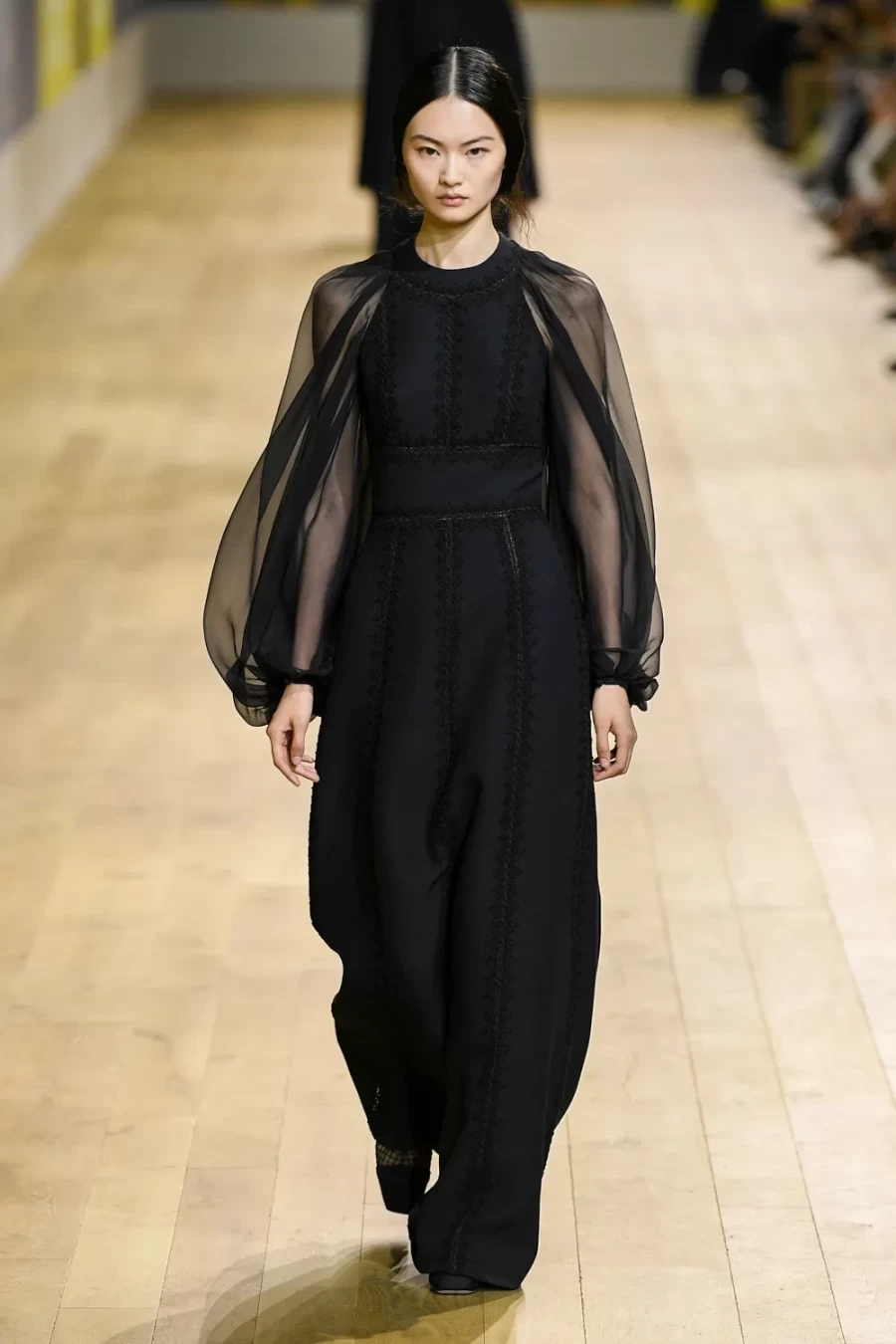 Haute Couture Fall 2022: Η Maria Crazia Chiuri ανέδειξε μία πιο wearable πλευρά της Υψηλής Ραπτικής -Δείτε όλα τα looks!- Φωτογραφία 52