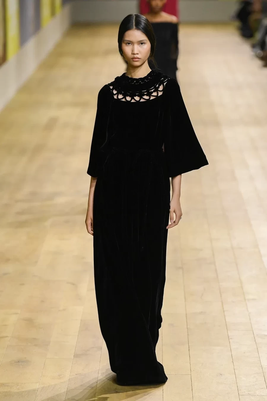 Haute Couture Fall 2022: Η Maria Crazia Chiuri ανέδειξε μία πιο wearable πλευρά της Υψηλής Ραπτικής -Δείτε όλα τα looks!- Φωτογραφία 57