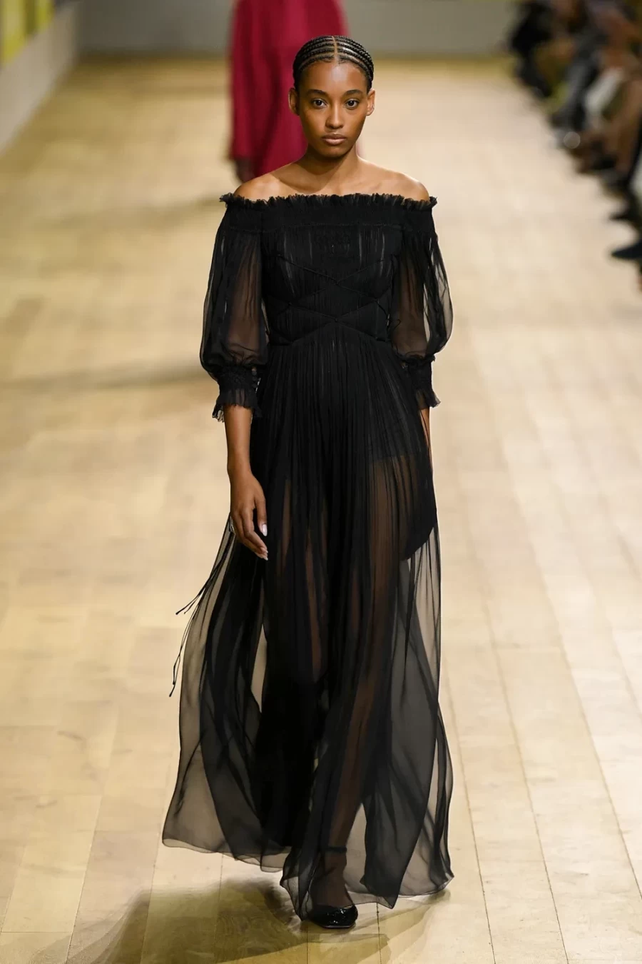 Haute Couture Fall 2022: Η Maria Crazia Chiuri ανέδειξε μία πιο wearable πλευρά της Υψηλής Ραπτικής -Δείτε όλα τα looks!- Φωτογραφία 58