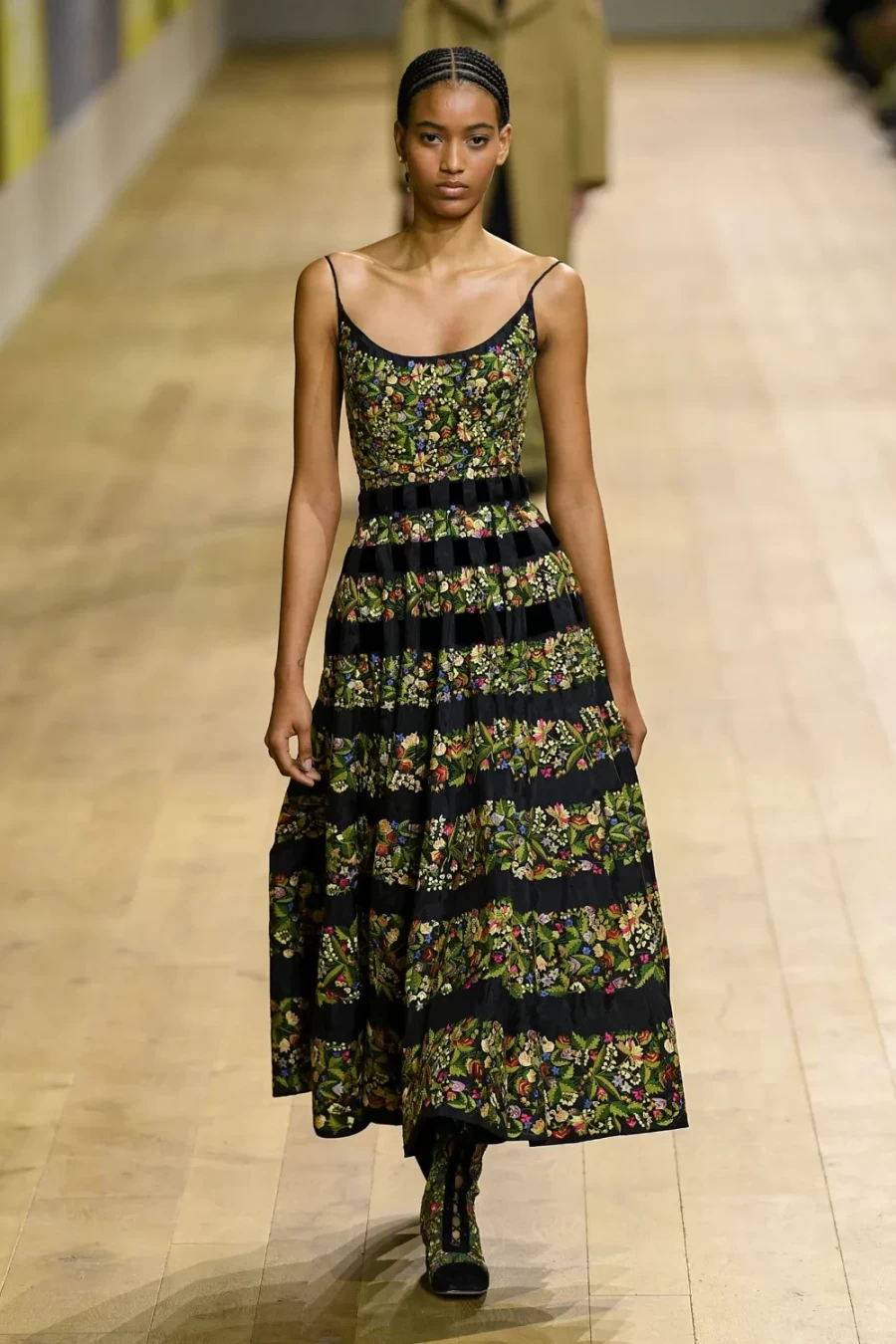 Haute Couture Fall 2022: Η Maria Crazia Chiuri ανέδειξε μία πιο wearable πλευρά της Υψηλής Ραπτικής -Δείτε όλα τα looks!- Φωτογραφία 60