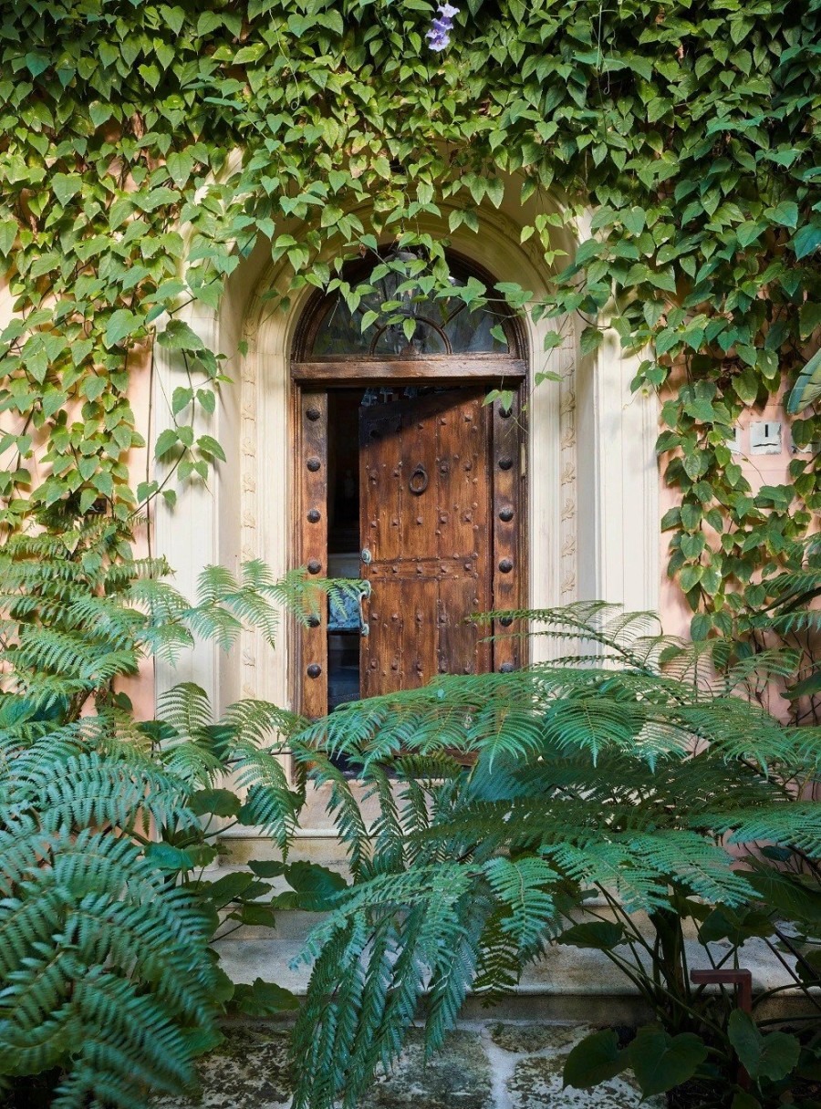 Μια ρομαντική κατοικία στη Florida θυμίζει παλάτι «πλημμυρισμένο» από λουλούδια- Φωτογραφία 1