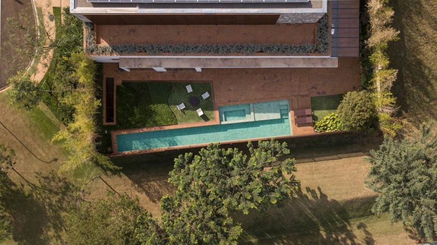 Μια κατοικία «βυθισμένη» στο πράσινο υμνεί το slow living- Φωτογραφία 5