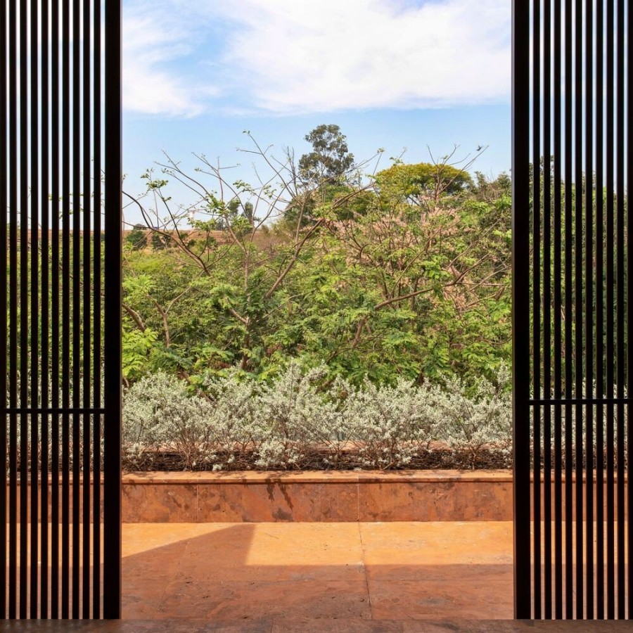 Μια κατοικία «βυθισμένη» στο πράσινο υμνεί το slow living- Φωτογραφία 3