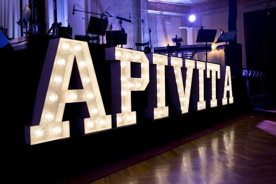 Ο Σάκης Ρουβάς και η Apivita στο ωραιότερο χριστουγεννιάτικο πάρτι για το Όραμα Ελπίδας - Φωτογραφία 5