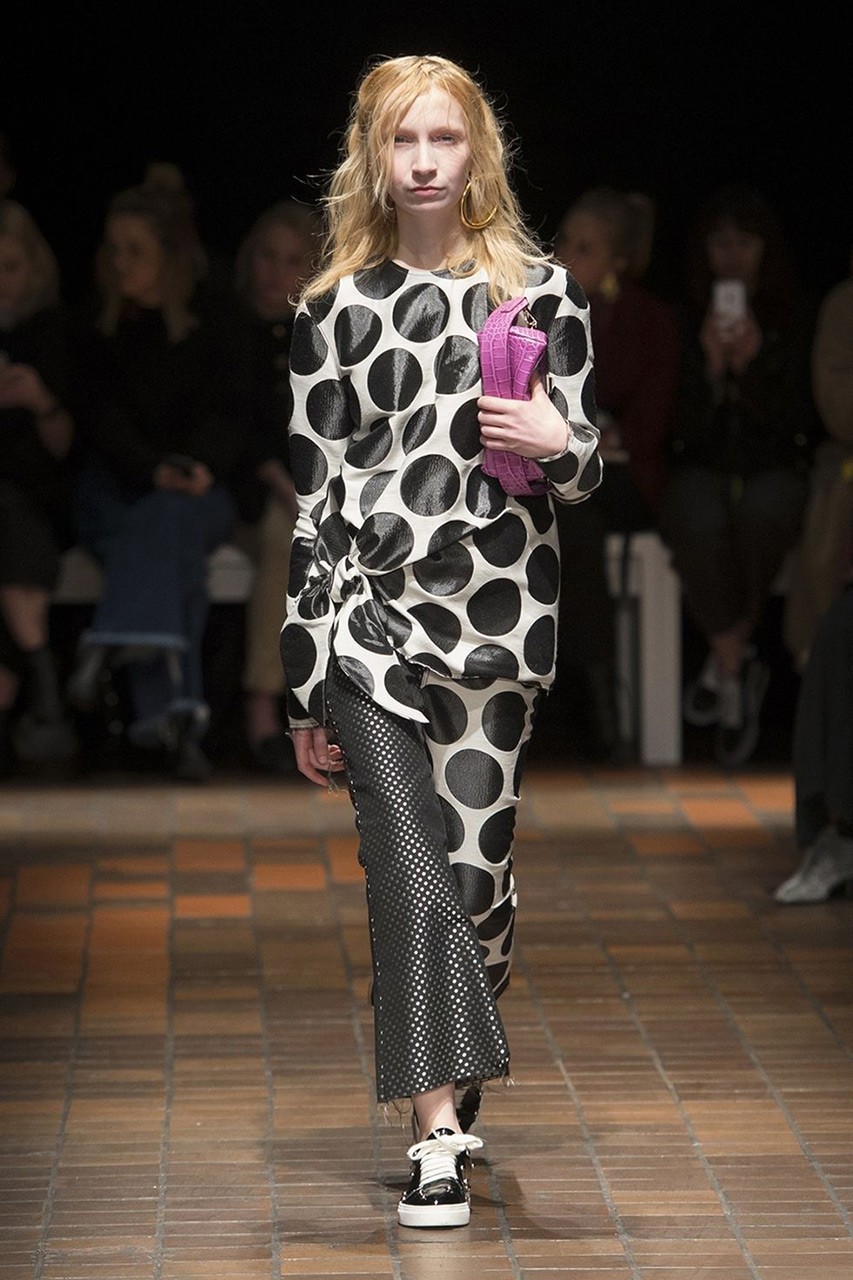 Το κλασικό polka dot στις FW17 πασαρέλες πιο ανανεωμένο από ποτέ - Φωτογραφία 9