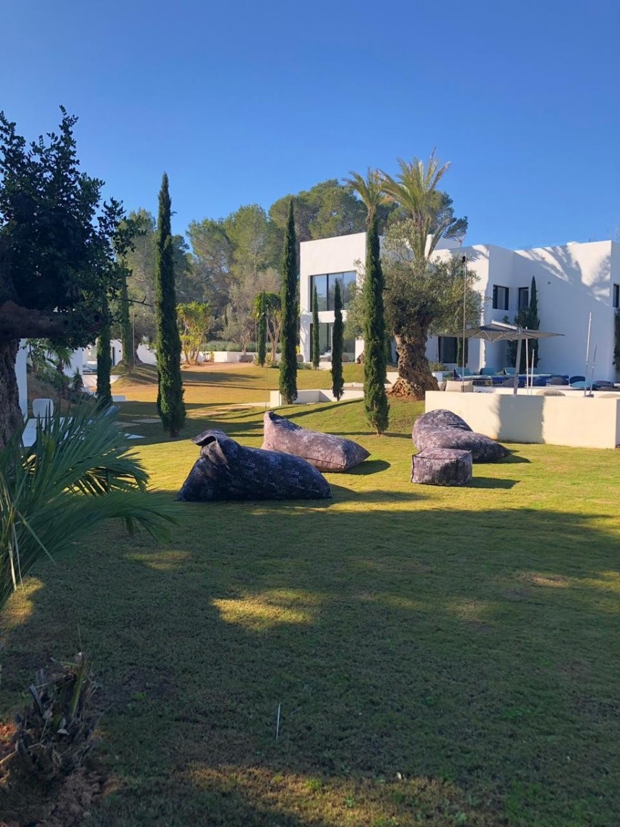 Μια βίλα στην Ibiza αποτελεί υπόδειγμα υψηλής αισθητικής κι εντυπωσιάζει με «ψευδαισθήσεις» στη διακόσμηση - Φωτογραφία 1