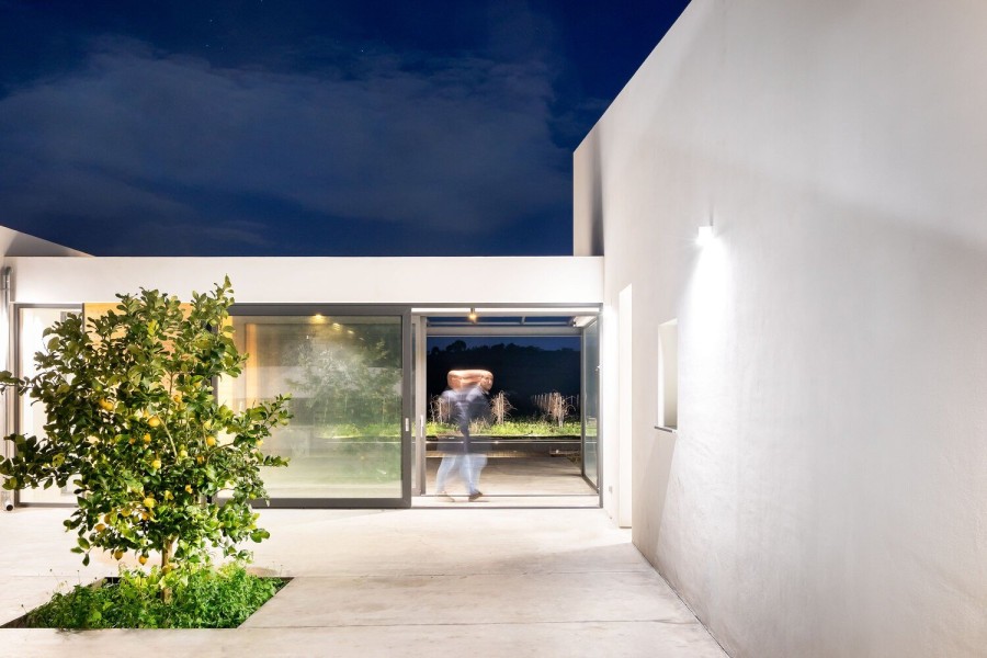 Μια minimal κατοικία ανάμεσα στους αμπελώνες της Ιταλίας γίνεται υπόδειγμα σύγχρονου design- Φωτογραφία 6