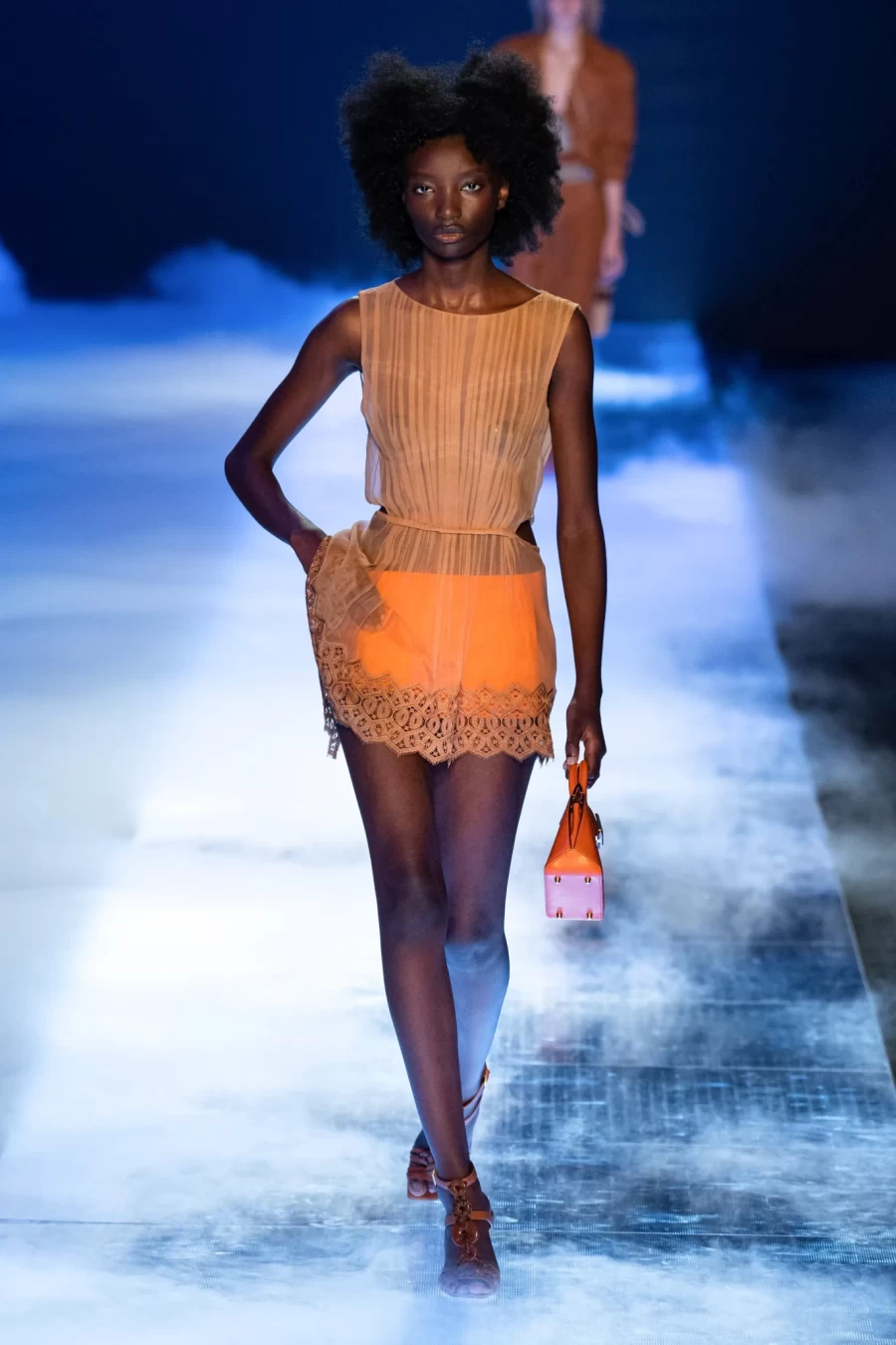 Milan Report: Η Max Mara μας «ταξίδεψε» με τις δημιουργίες της στην ιταλική ριβιέρα του 1930- Φωτογραφία 15