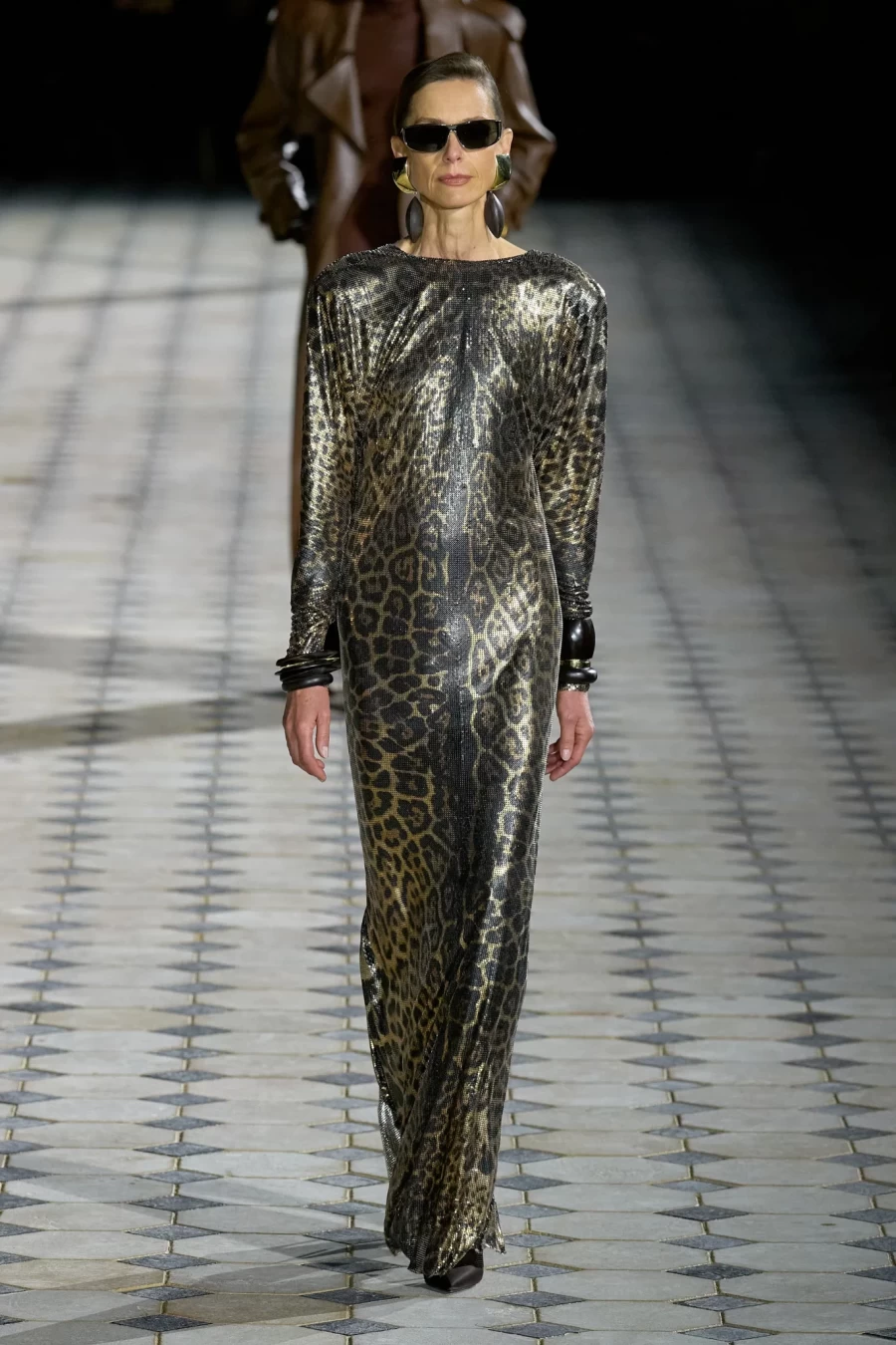 PFW: Ο YSL ανέδειξε την Παριαζιάνικη λάμψη με φόντο τον Πύργο του Άιφελ- Φωτογραφία 1