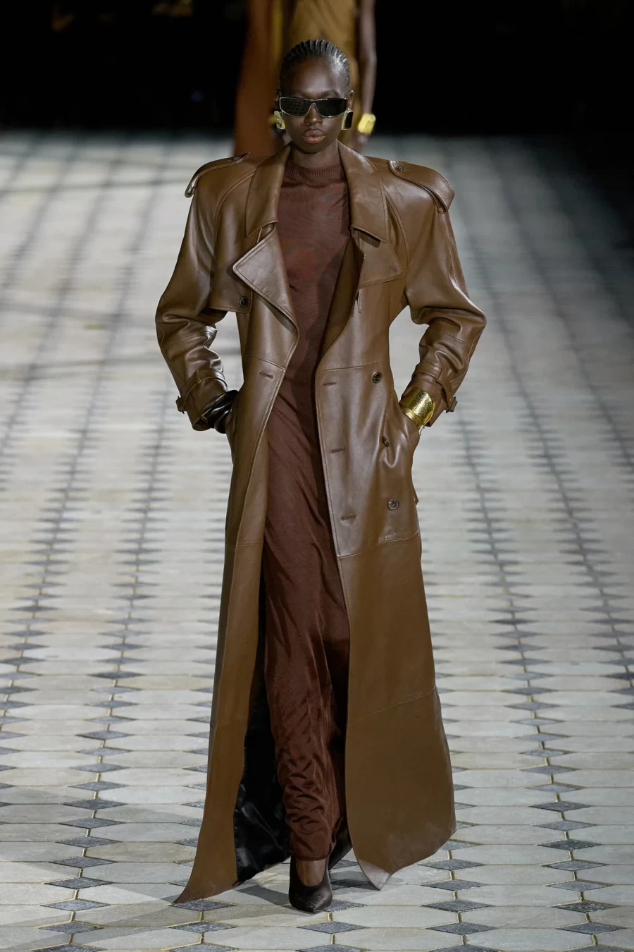 PFW: Ο YSL ανέδειξε την Παριαζιάνικη λάμψη με φόντο τον Πύργο του Άιφελ- Φωτογραφία 4