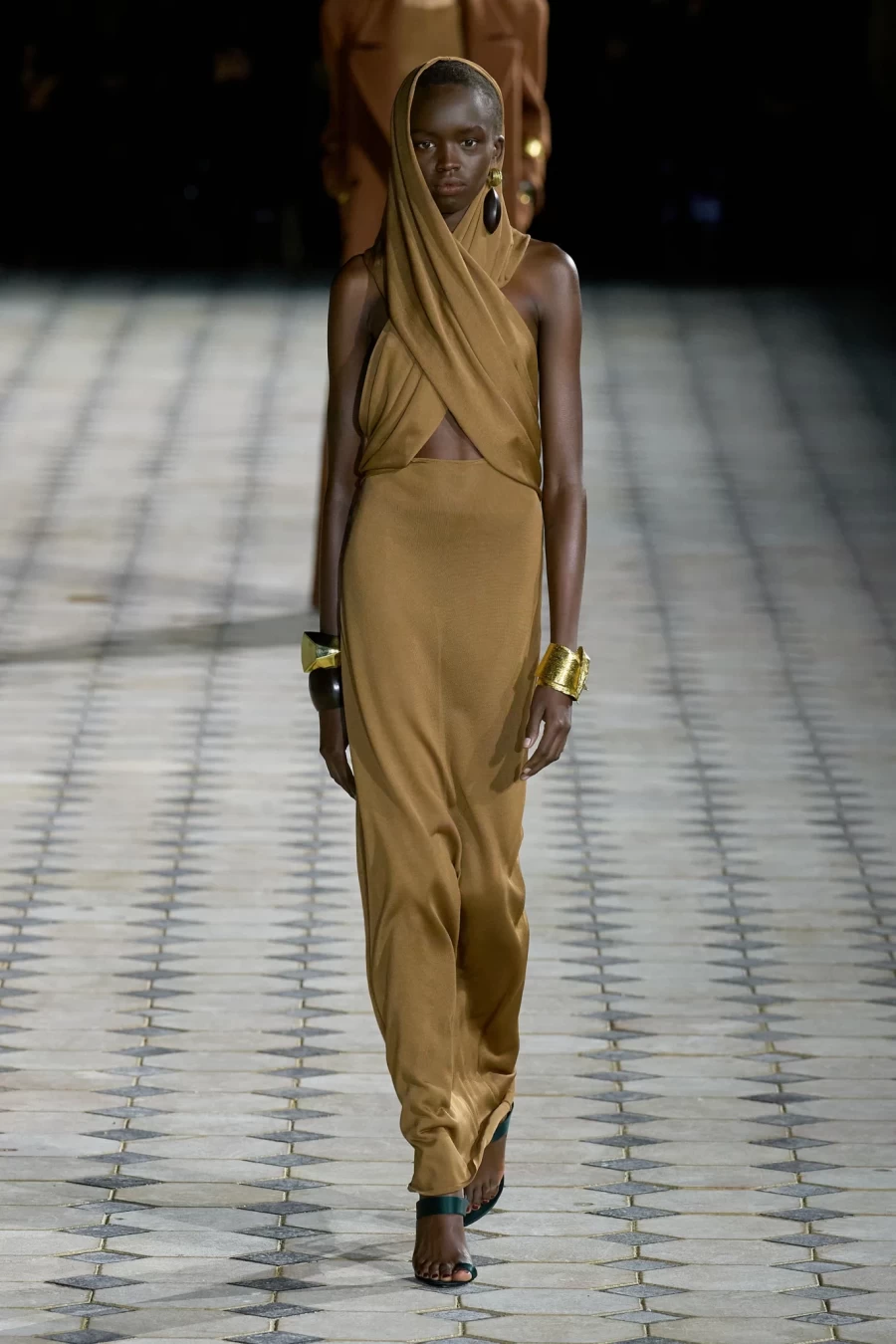 PFW: Ο YSL ανέδειξε την Παριαζιάνικη λάμψη με φόντο τον Πύργο του Άιφελ- Φωτογραφία 5