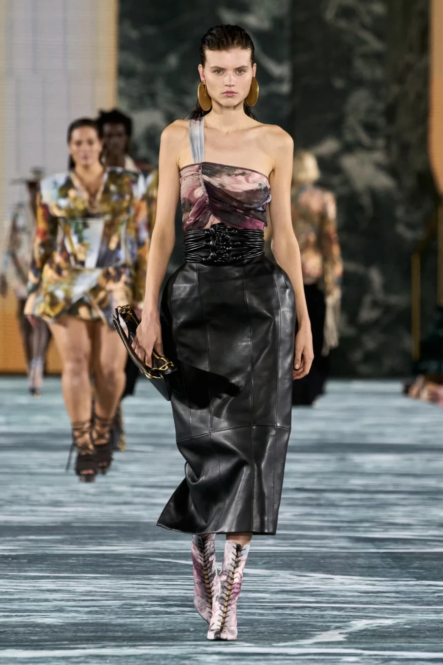 Η εμφάνιση της Cher στο show του Balmain στην PFW ήταν η καλύτερη στιγμή του Fashion Month - Φωτογραφία 8