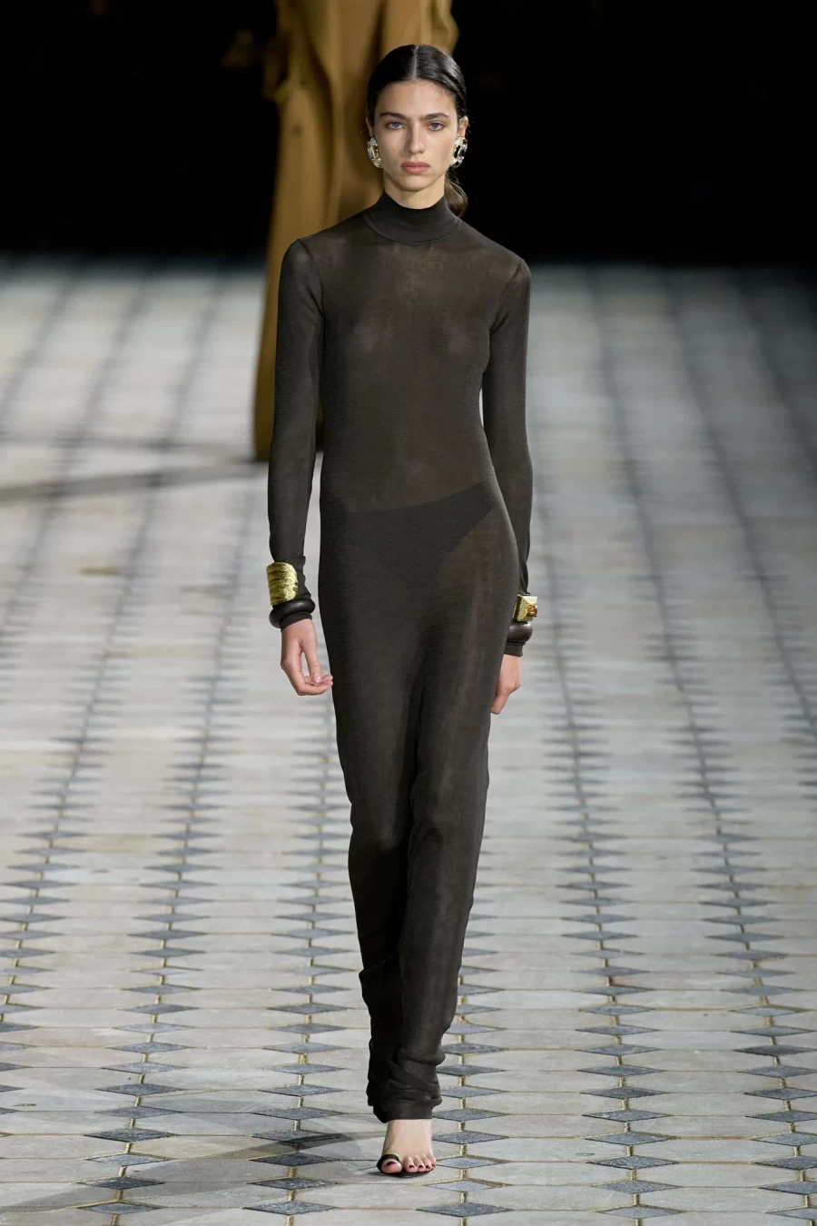 PFW: Ο YSL ανέδειξε την Παριαζιάνικη λάμψη με φόντο τον Πύργο του Άιφελ- Φωτογραφία 6